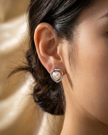 Heart-shaped pearl stud earrings