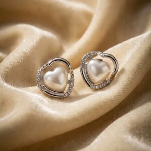 Heart-shaped pearl stud earrings