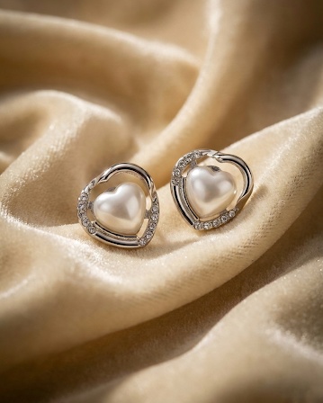 Heart-shaped pearl stud earrings